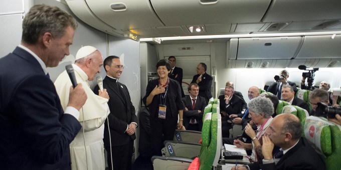 Alicia Romay en la rueda de prensa de un vuelo papal, entre el pool de prensa del Vaticano